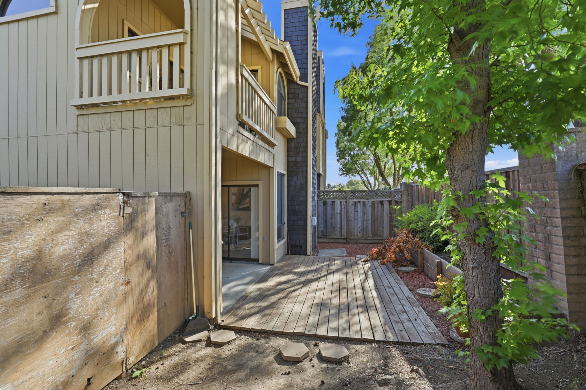042_F8_2101 Darnis Cir