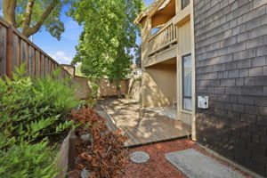 041_F8_2101 Darnis Cir