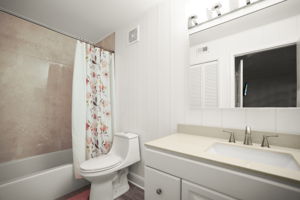 Bathroom 1 - 495A0060