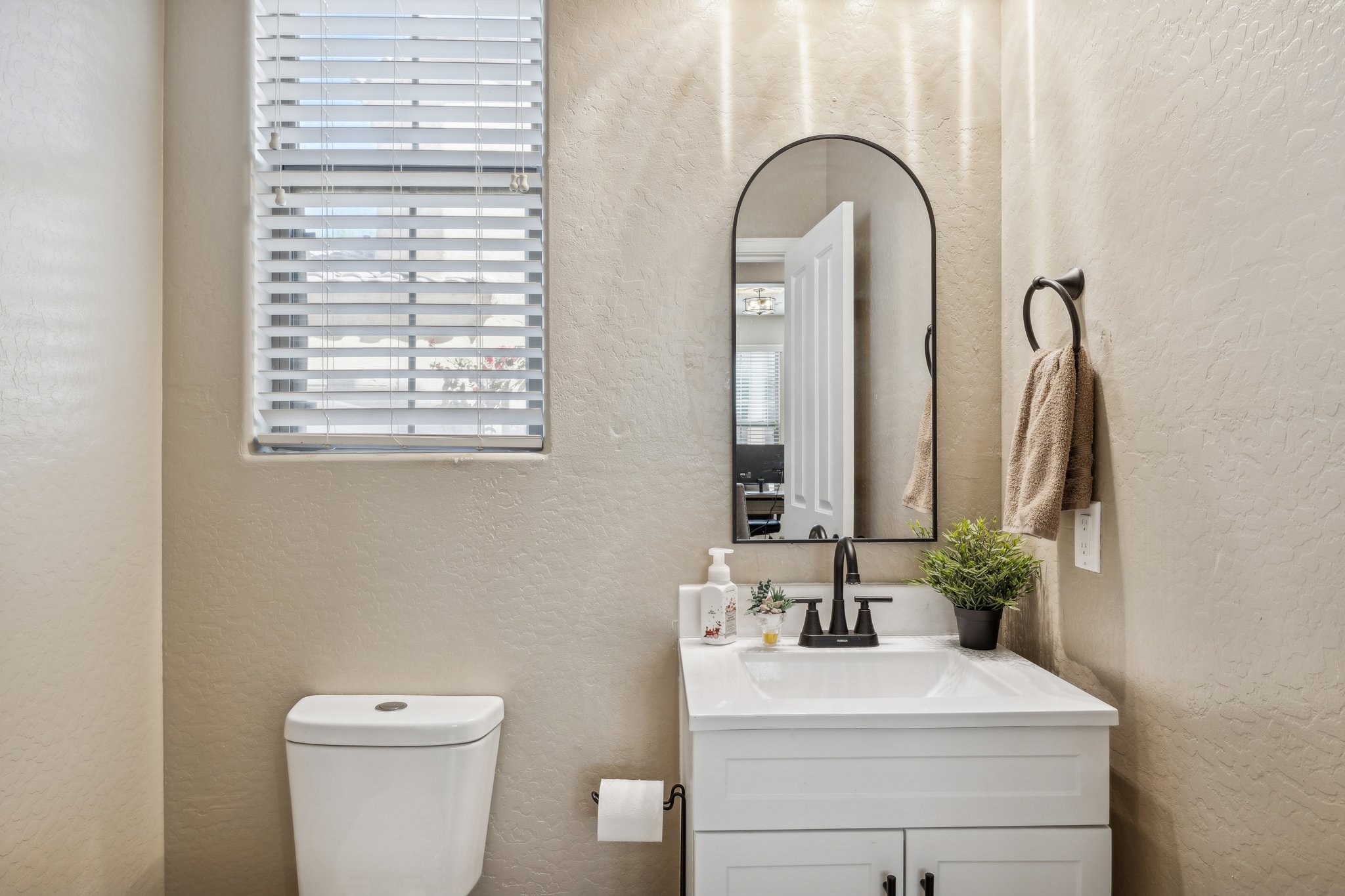 21022 W Edith Way - 010.jpg