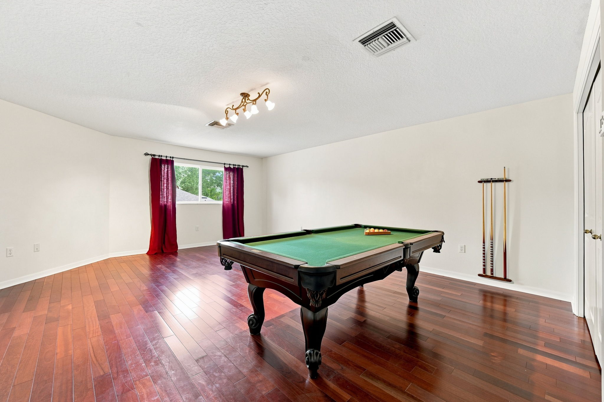 Upper Level Bonus Room1