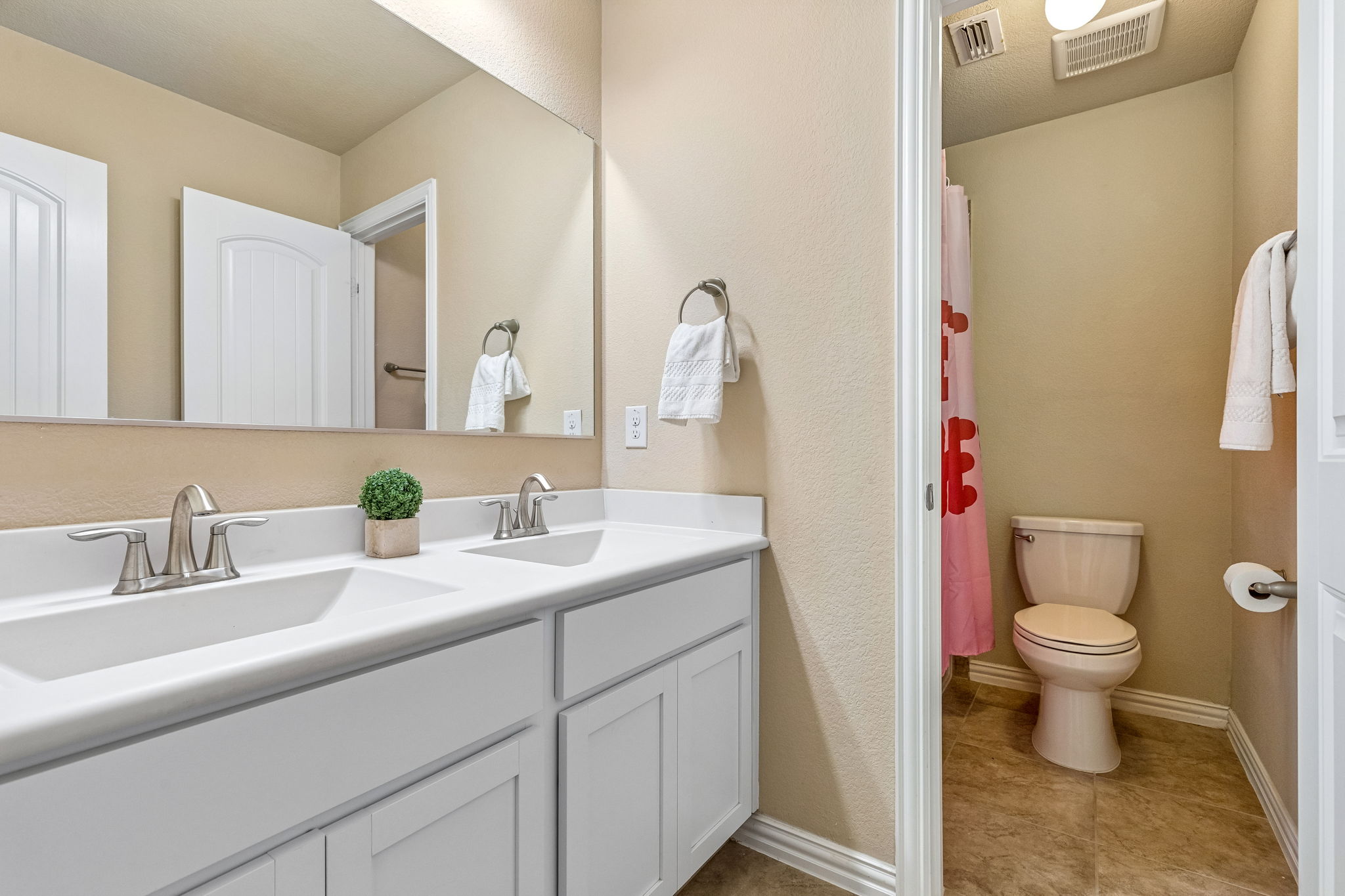 Upstairs Full Bathroom