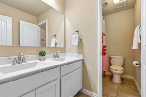 Upstairs Full Bathroom