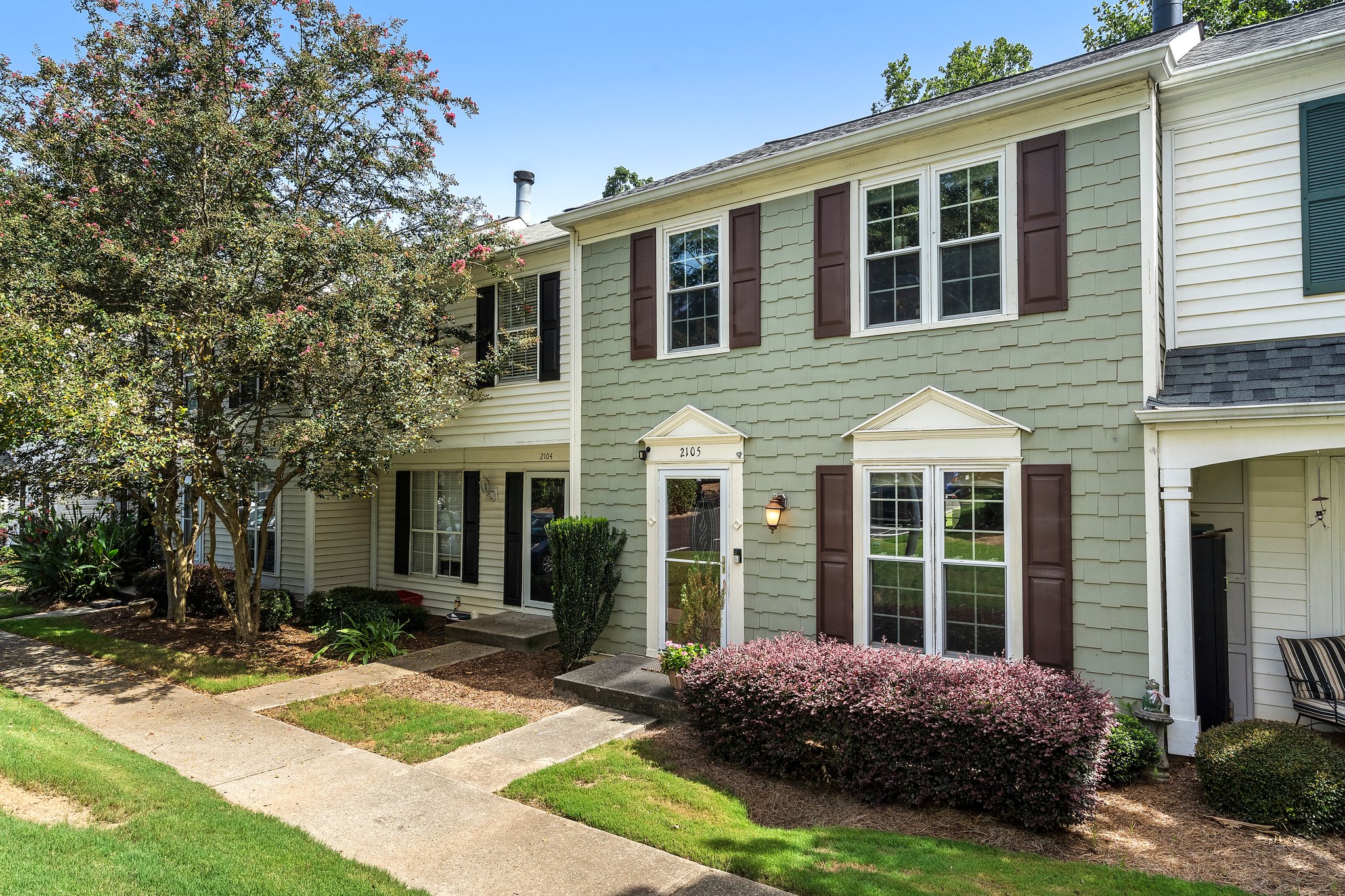 Meticulously kept community minutes to downtown Roswell.