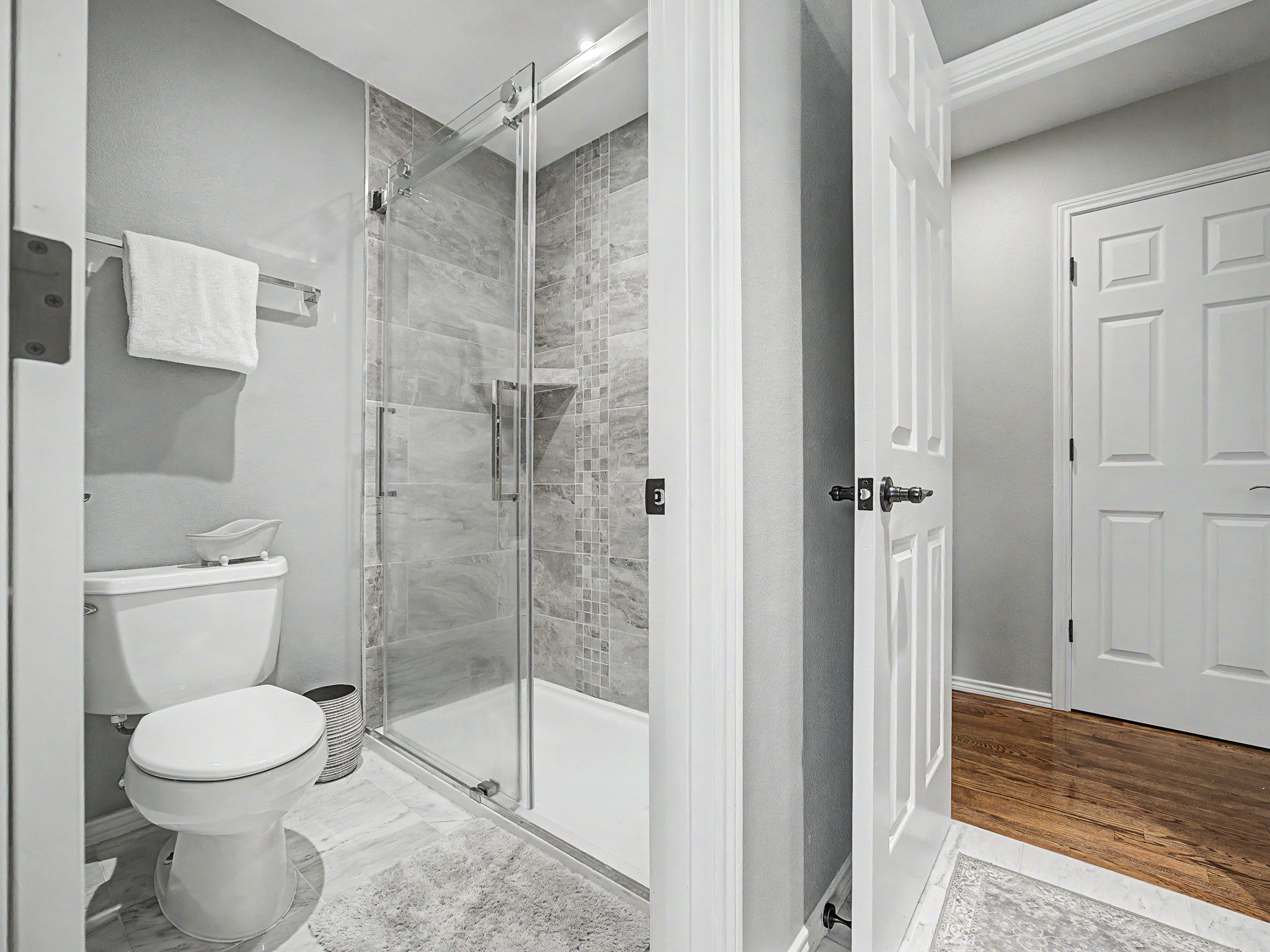 Bathroom - Upper floor - Hall shared with bedroom