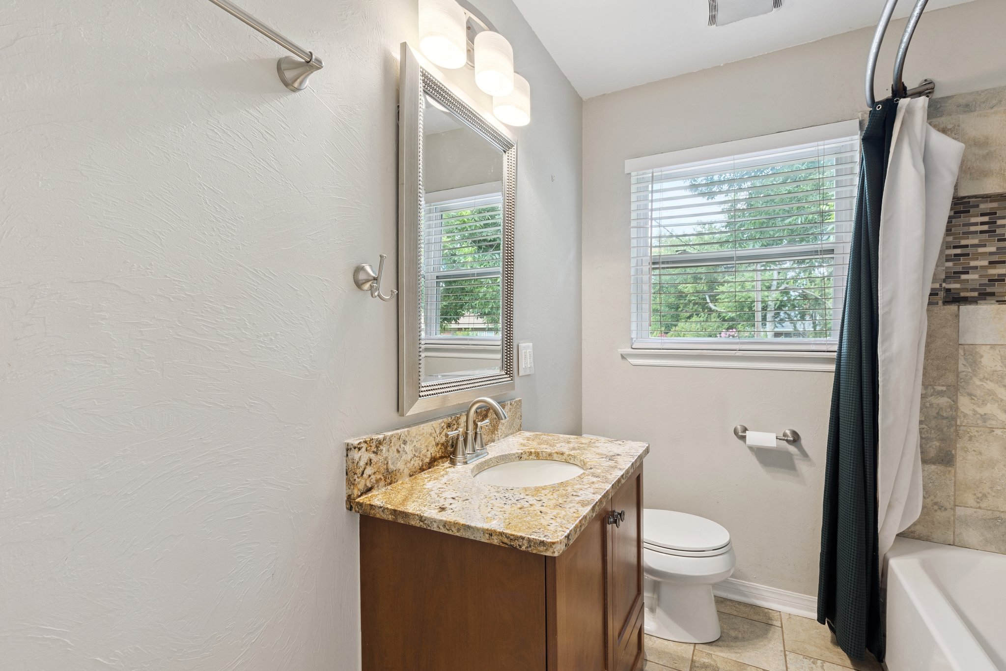 2109 N Warren Ave_021.jpg