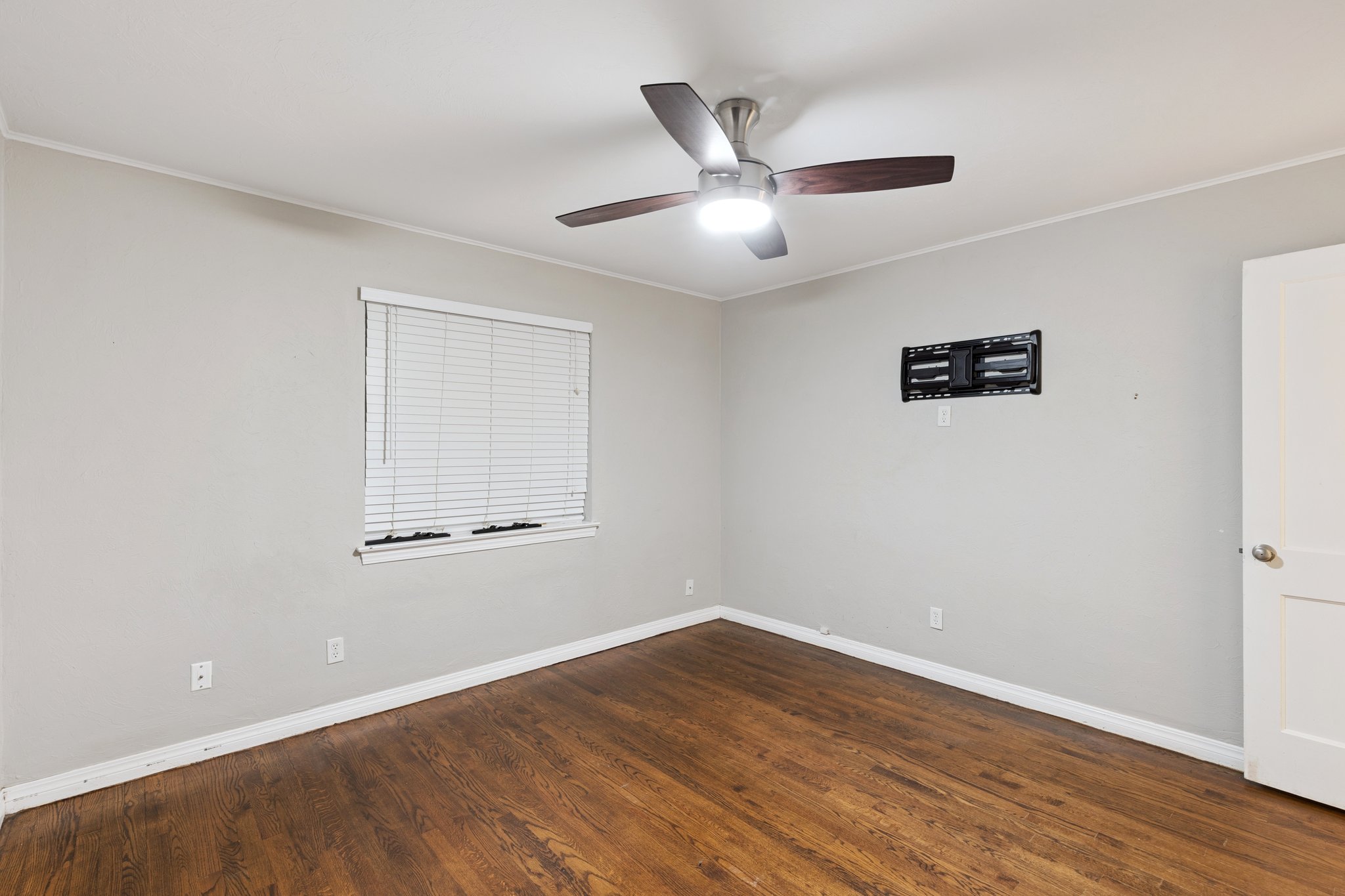 2109 N Warren Ave_024.jpg