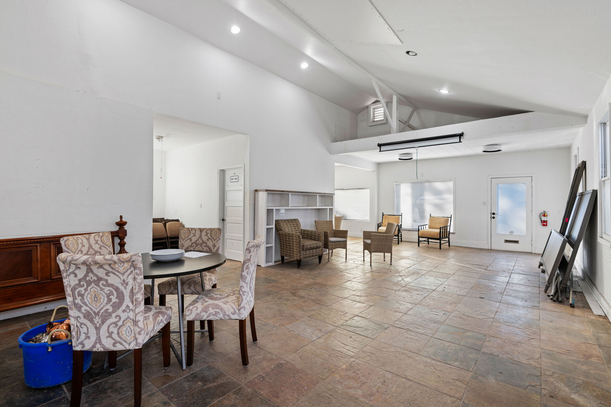 14-Commercial Studio (interior)