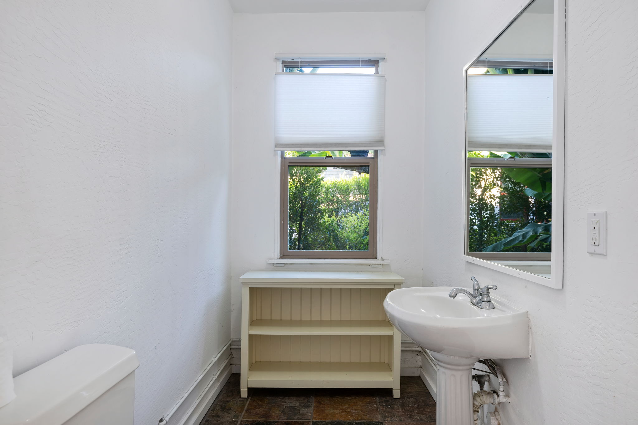 17-Commercial Studio Bathroom (interior)