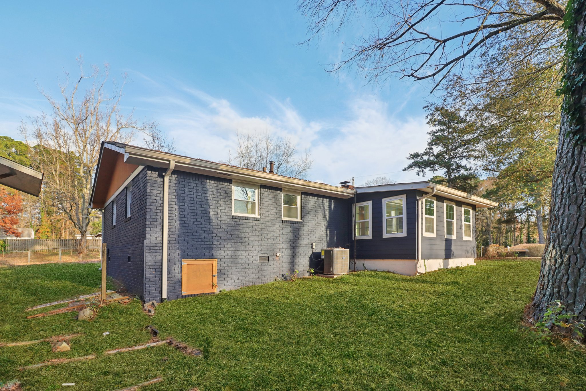 Dobbins Dr-S2511-048.jpg