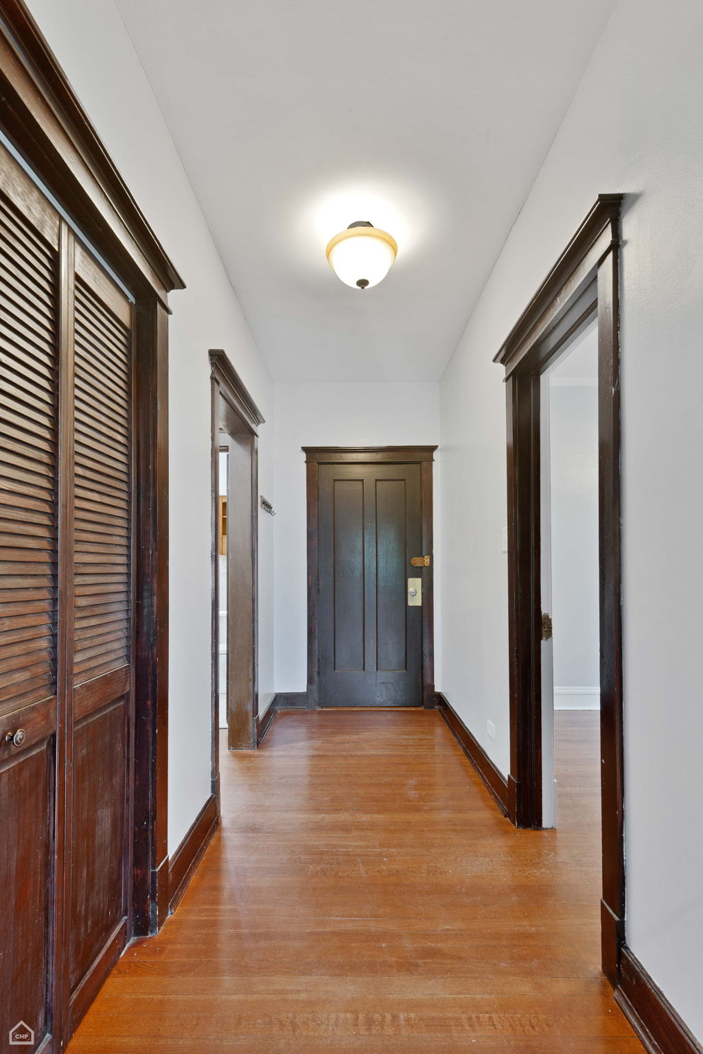 2110 W Montrose Ave 2S_005