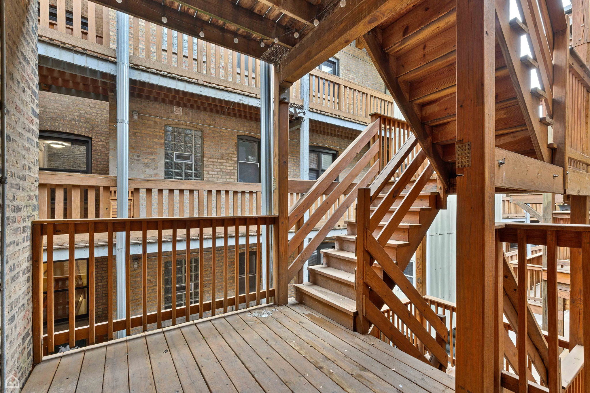 2110 W Montrose Ave 2S_013