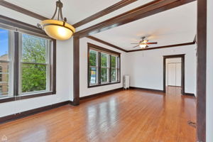2110 W Montrose Ave 2S_003