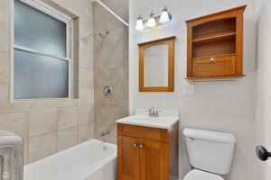 2110 W Montrose Ave 2S_009