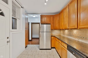 2110 W Montrose Ave 2S_012