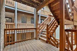 2110 W Montrose Ave 2S_013