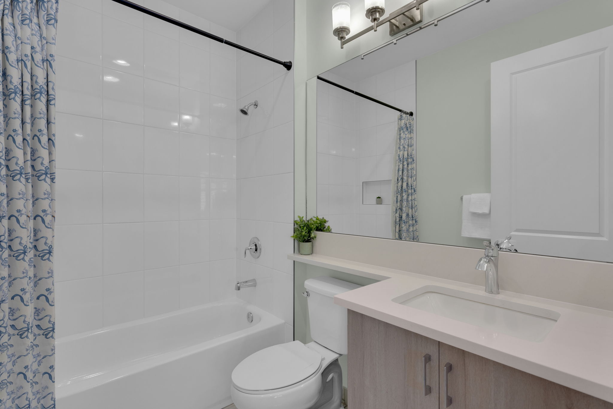 Guest Suite Bath - Second Floor