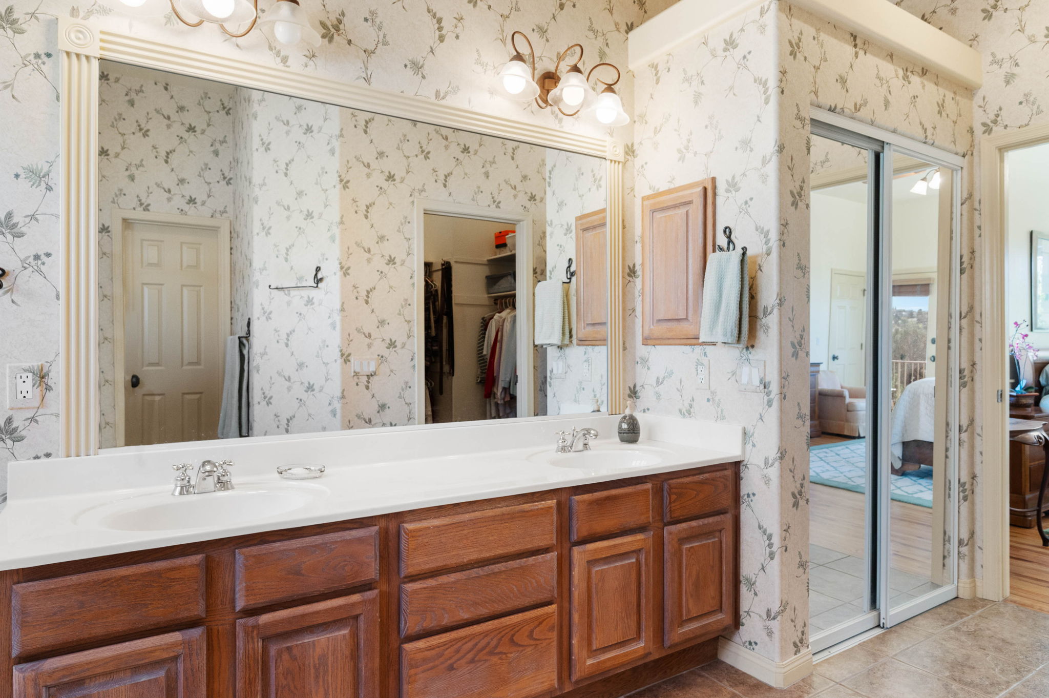 Primary Bathroom (3)