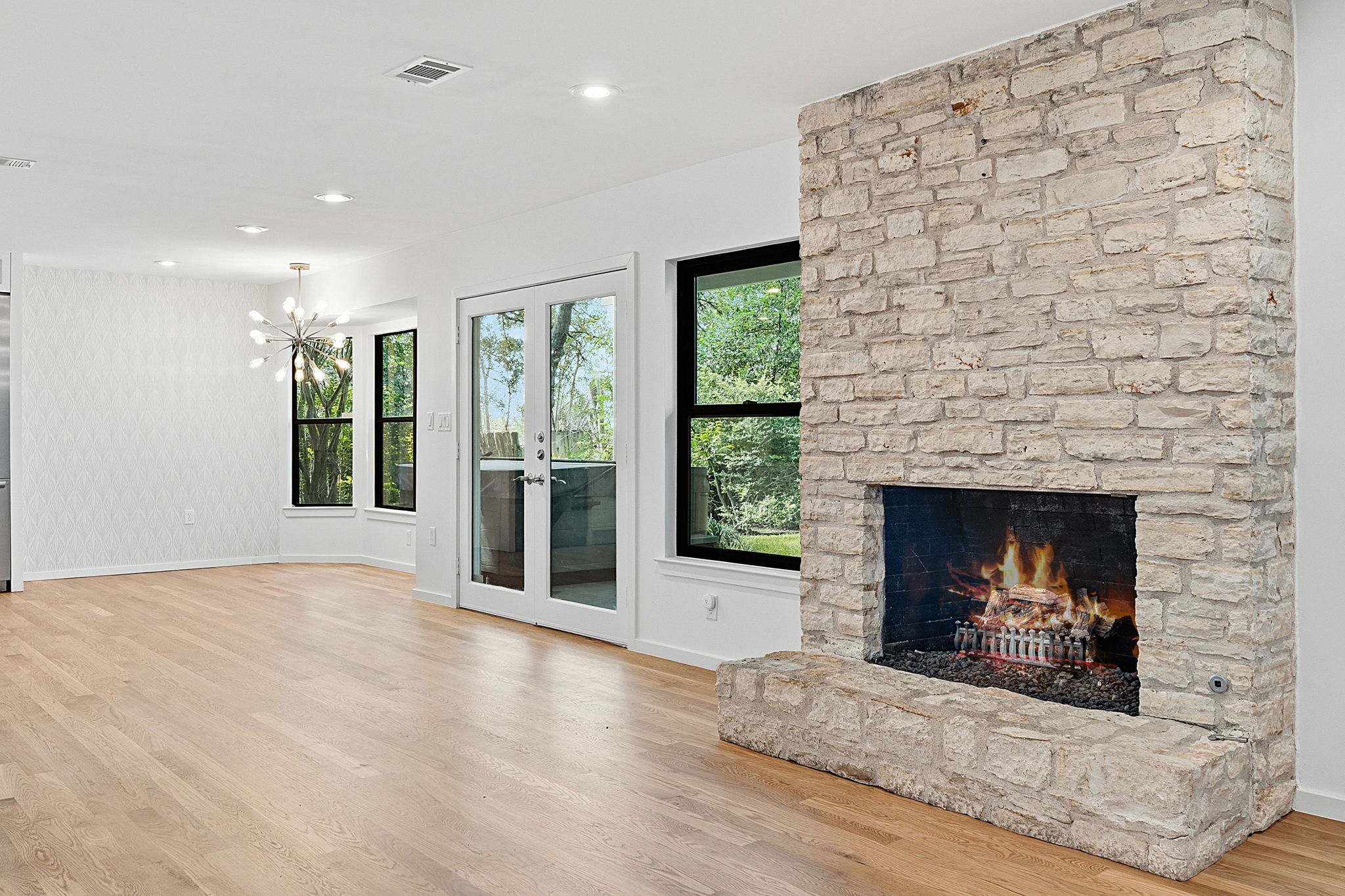 Living Room/Breakfast Area