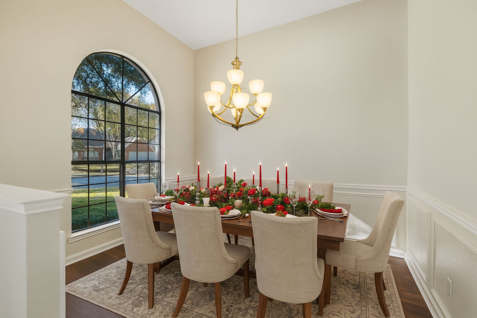 Bring the Family!  Dining Room Virtually Staged For The Holidays