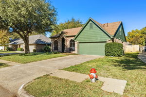 Large Driveway Garage and Mature Trees & Landscaping