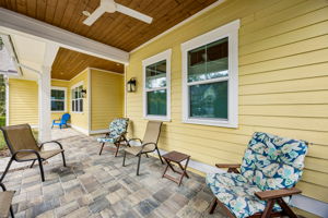 Front Porch/Entrance