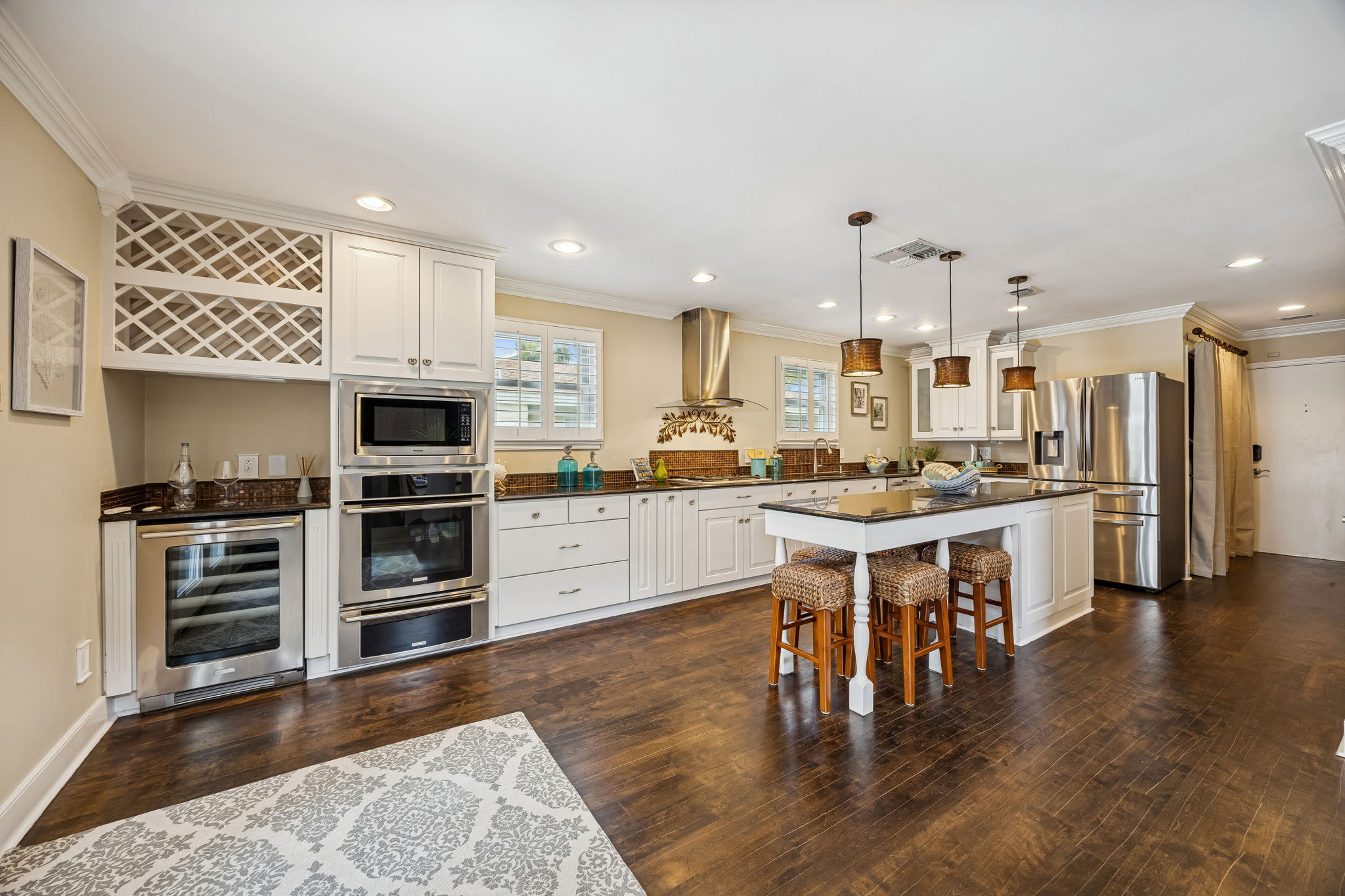 Lots of Counter & Workspace