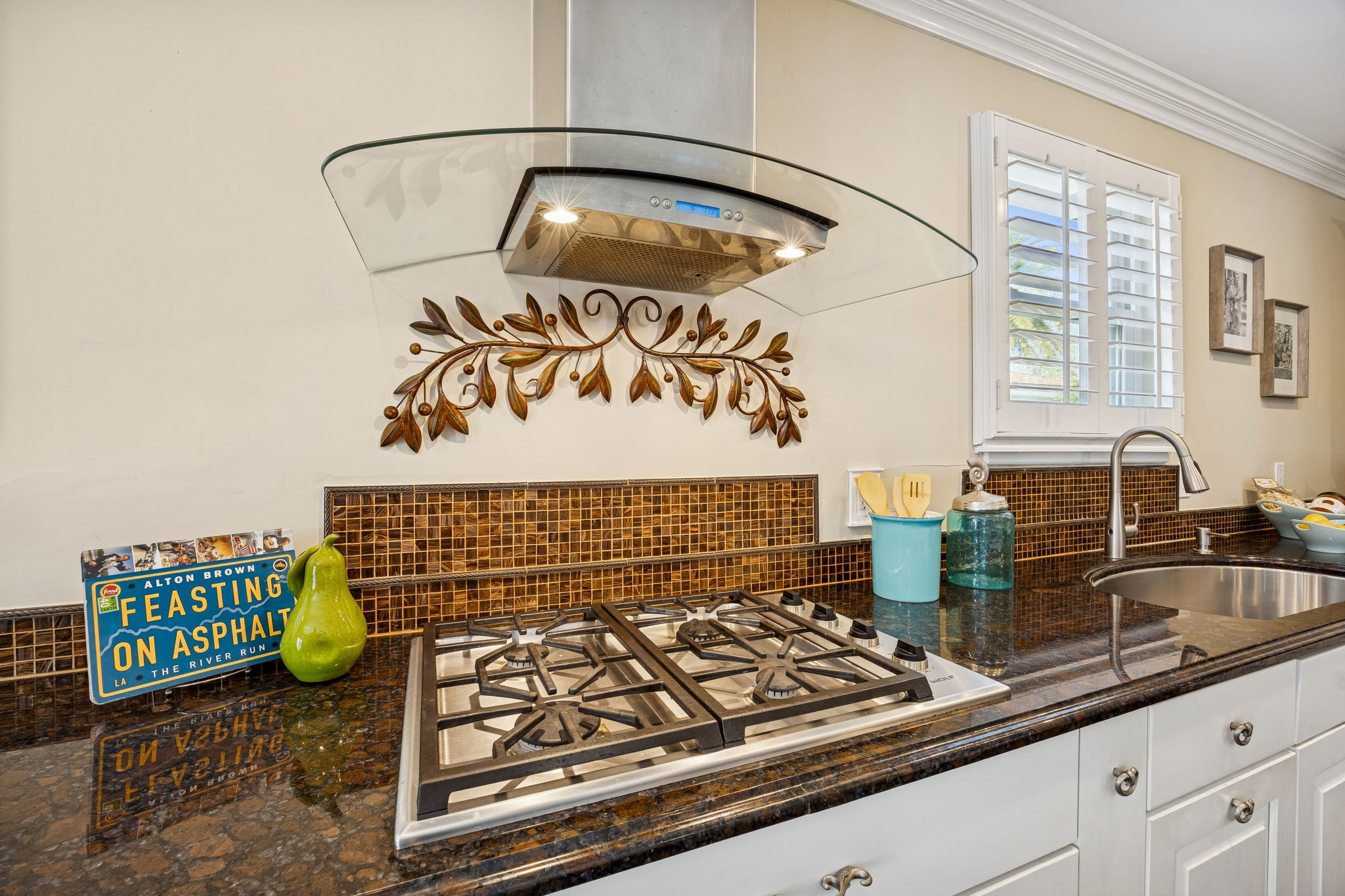 Gas Cooktop & Modern Hood