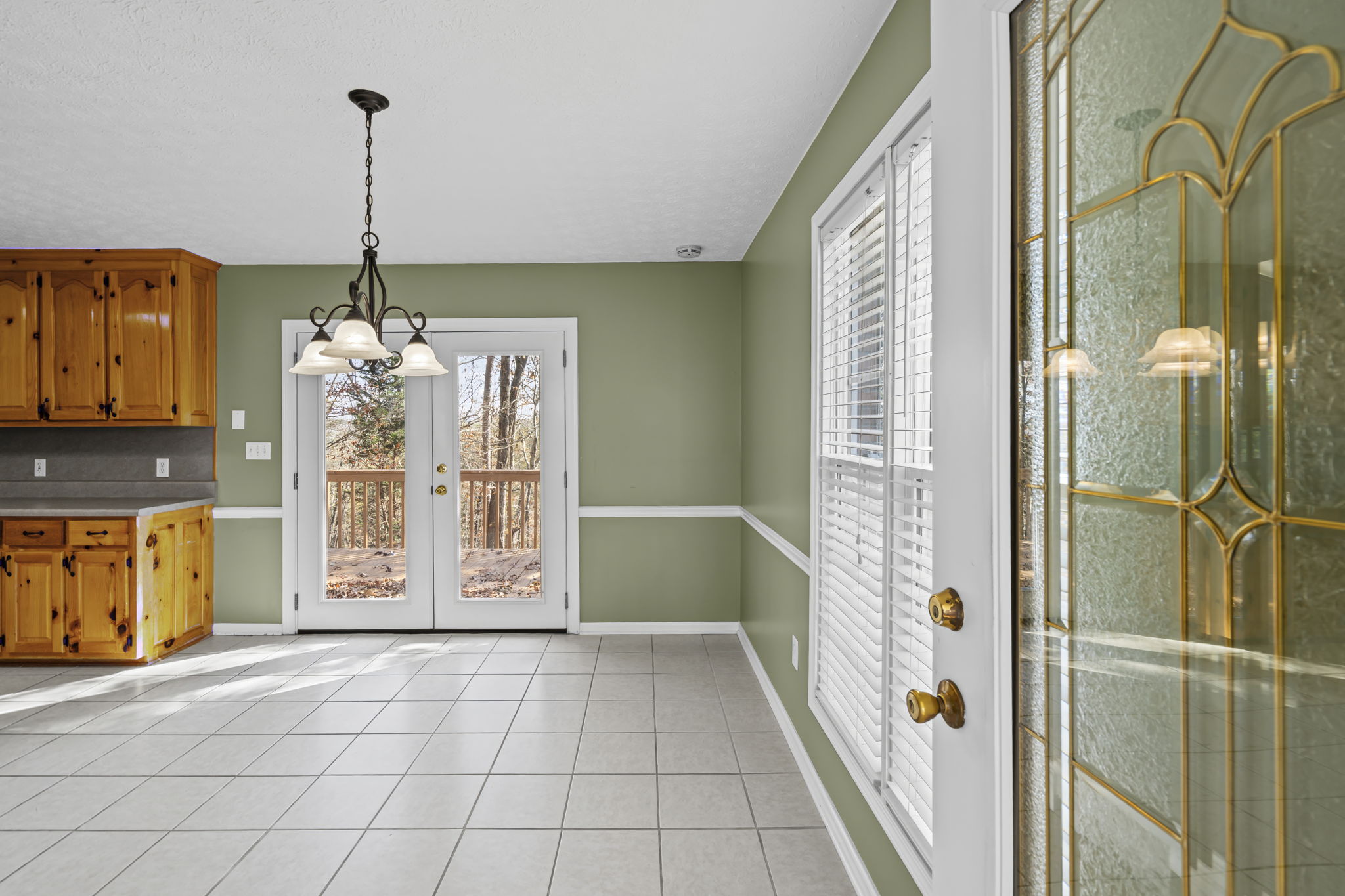 Kitchen entry/breakfast area