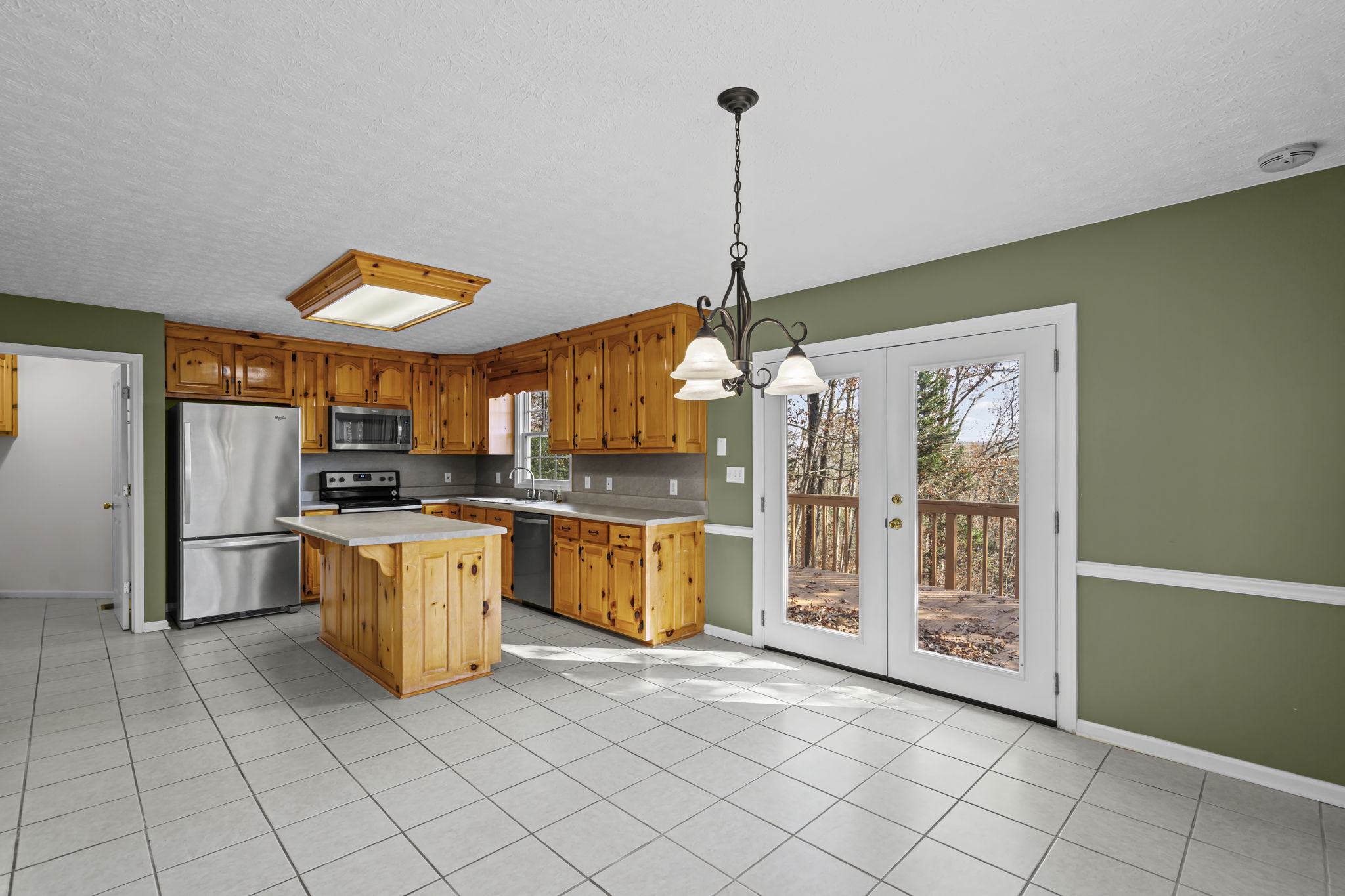 Full kitchen & dining