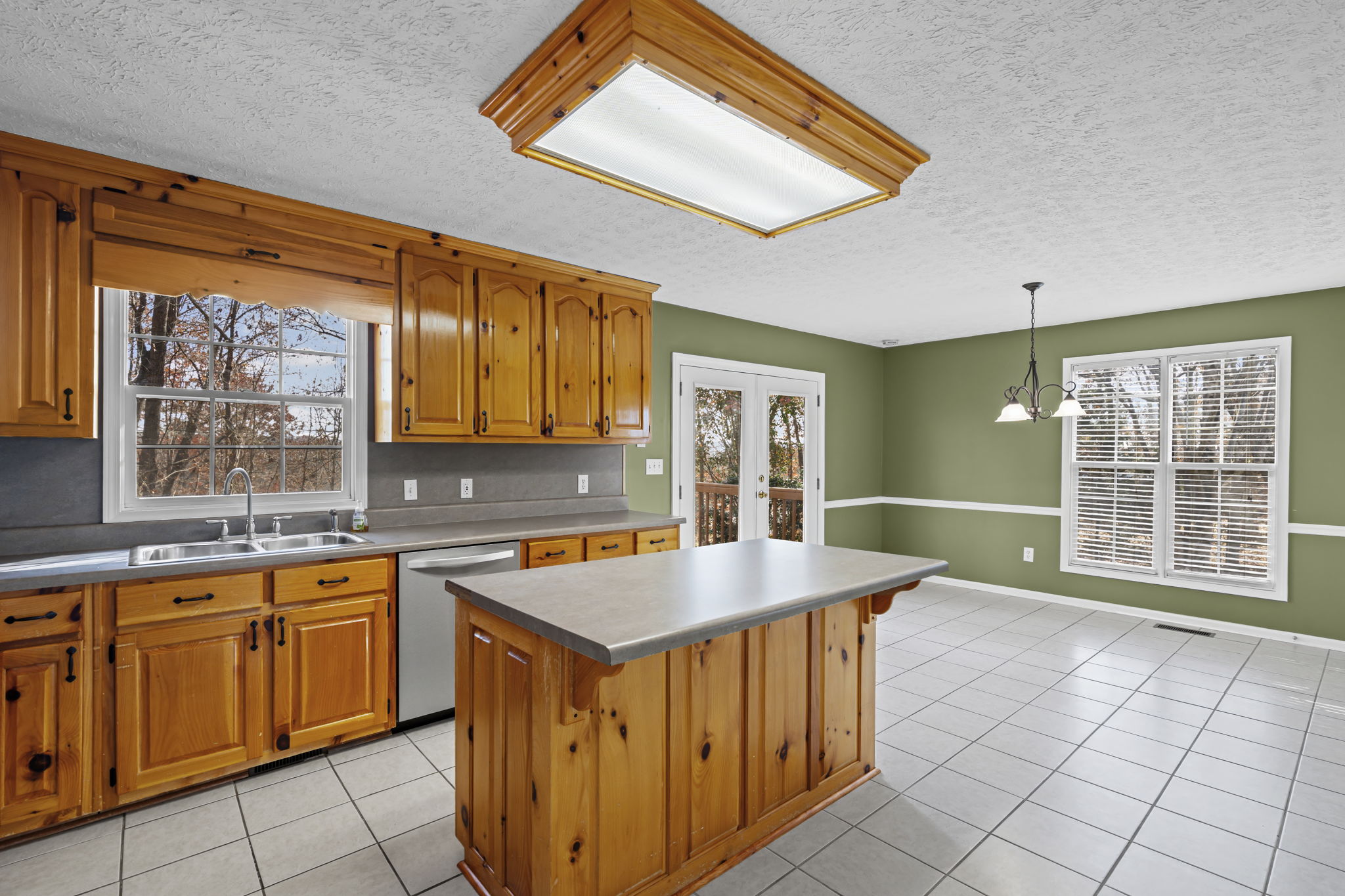 Full kitchen & breakfast area