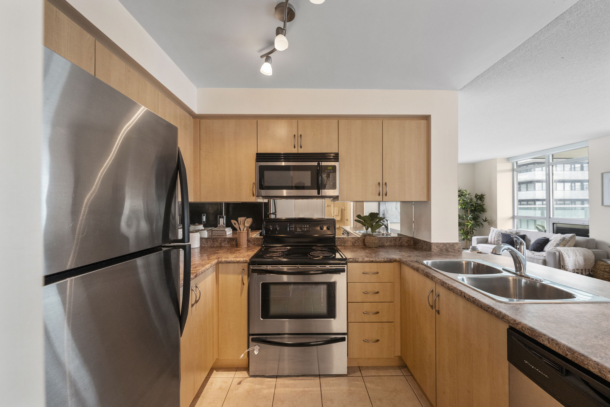 212 Eglinton Ave E Unit 1606 Toronto, ON M4P 0A3