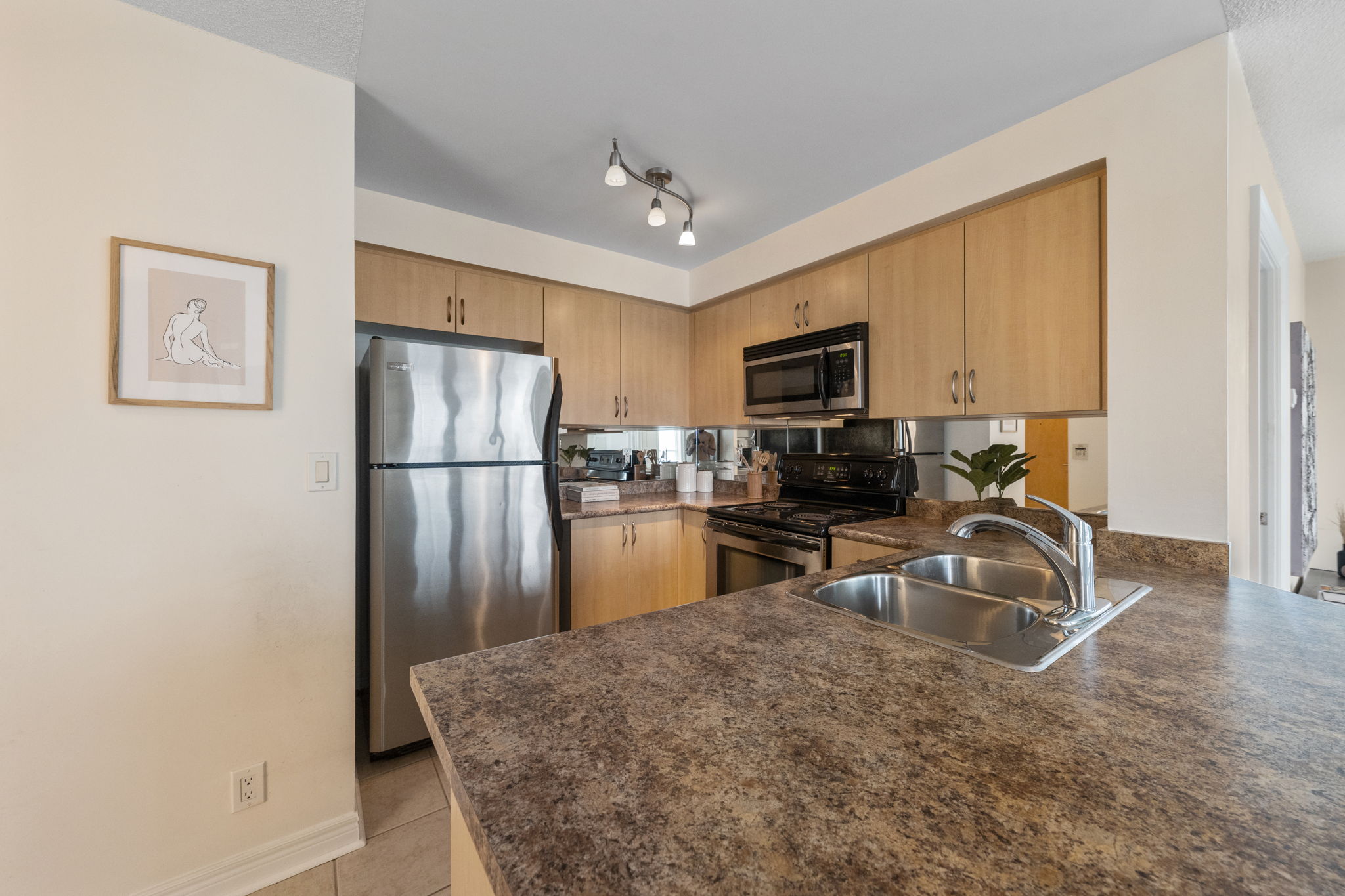 212 Eglinton Ave E Unit 1606 Toronto, ON M4P 0A3