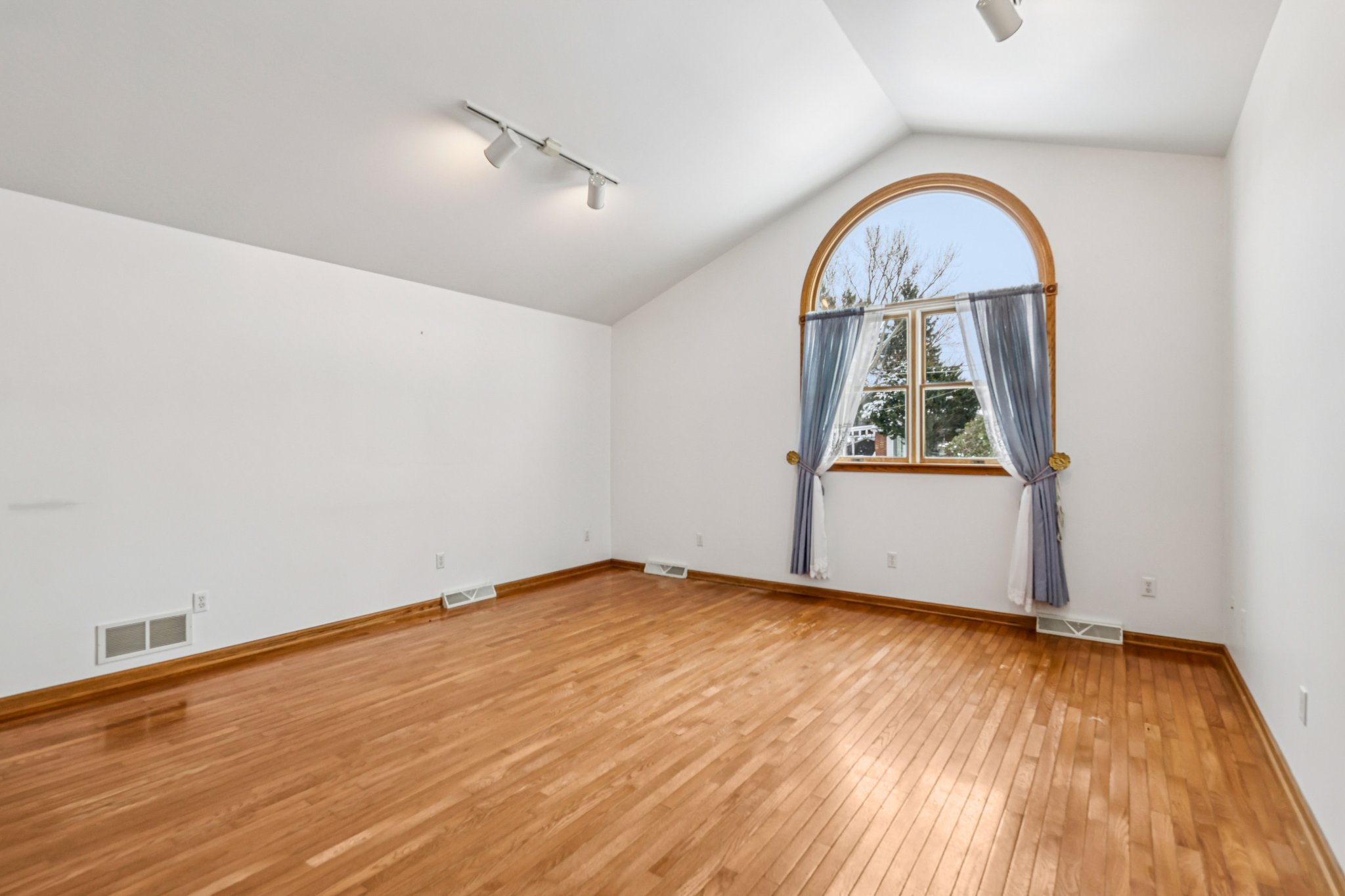 212 Pine St-S0612-011.jpg