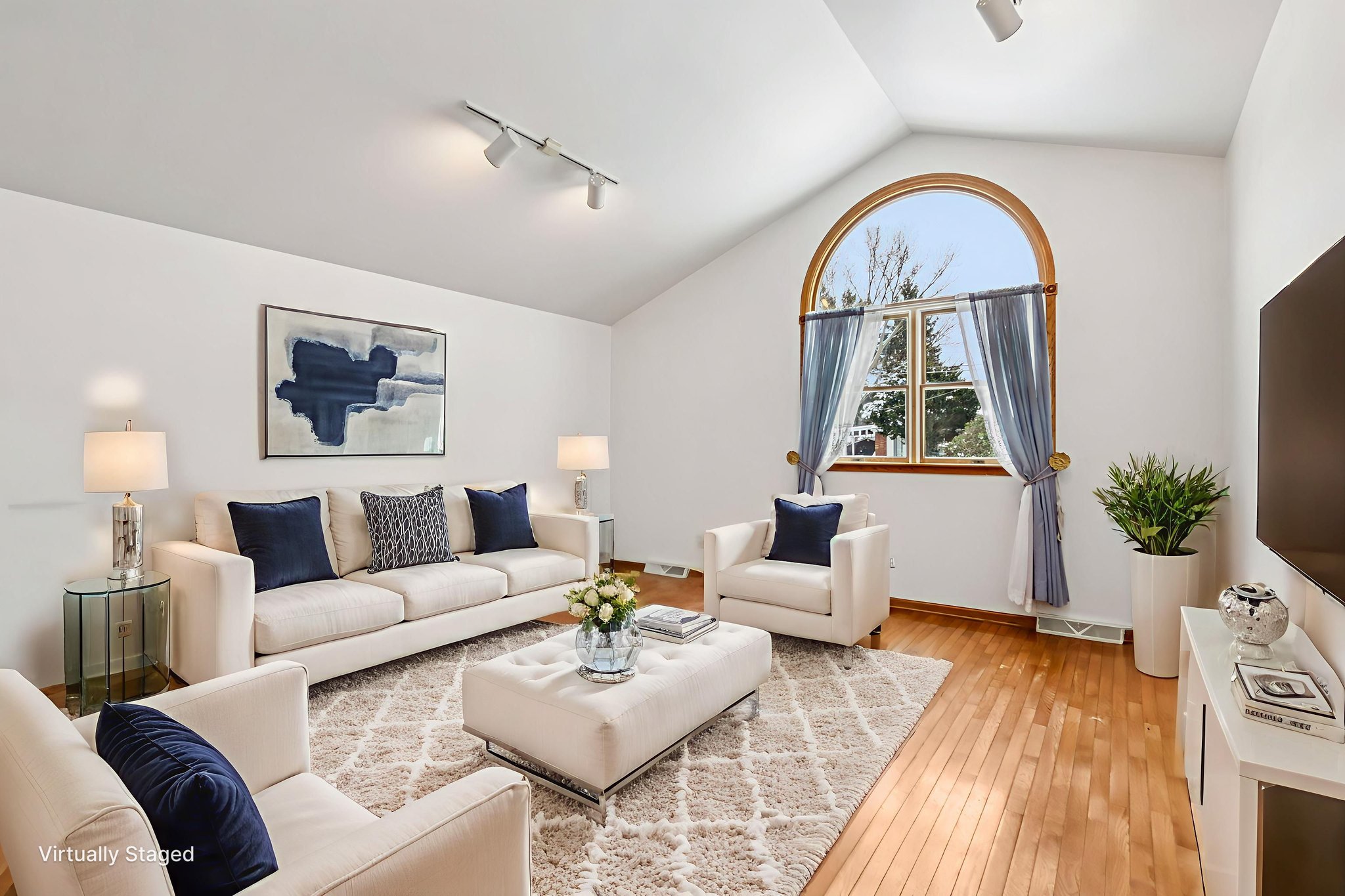 212 Pine St-S0612-011 virtually staged.jpeg