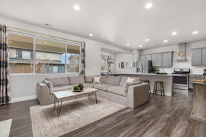9 Ft Ceilings and Lots of Natural Light