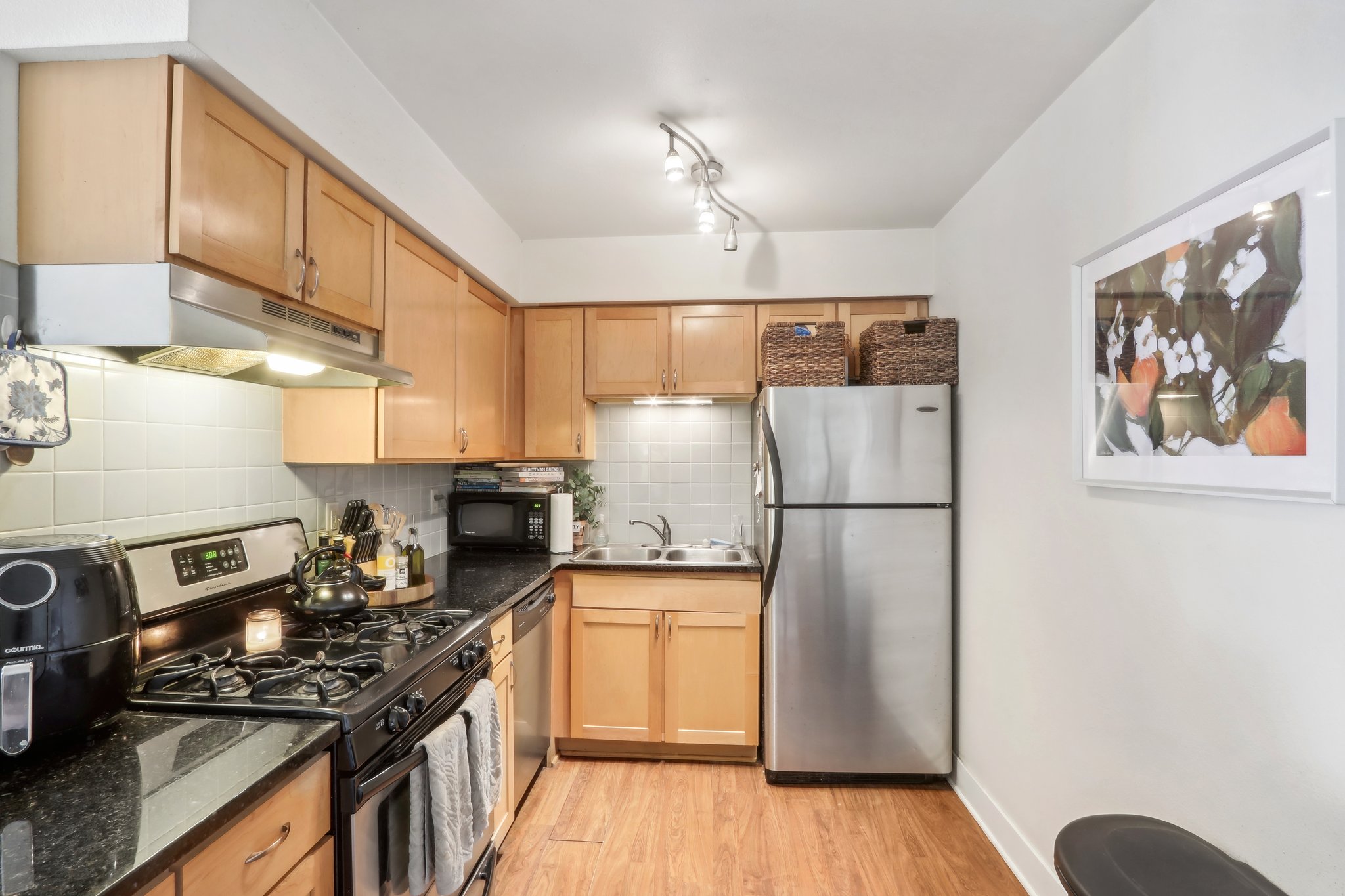 N Cambridge Ave 209-010.jpg