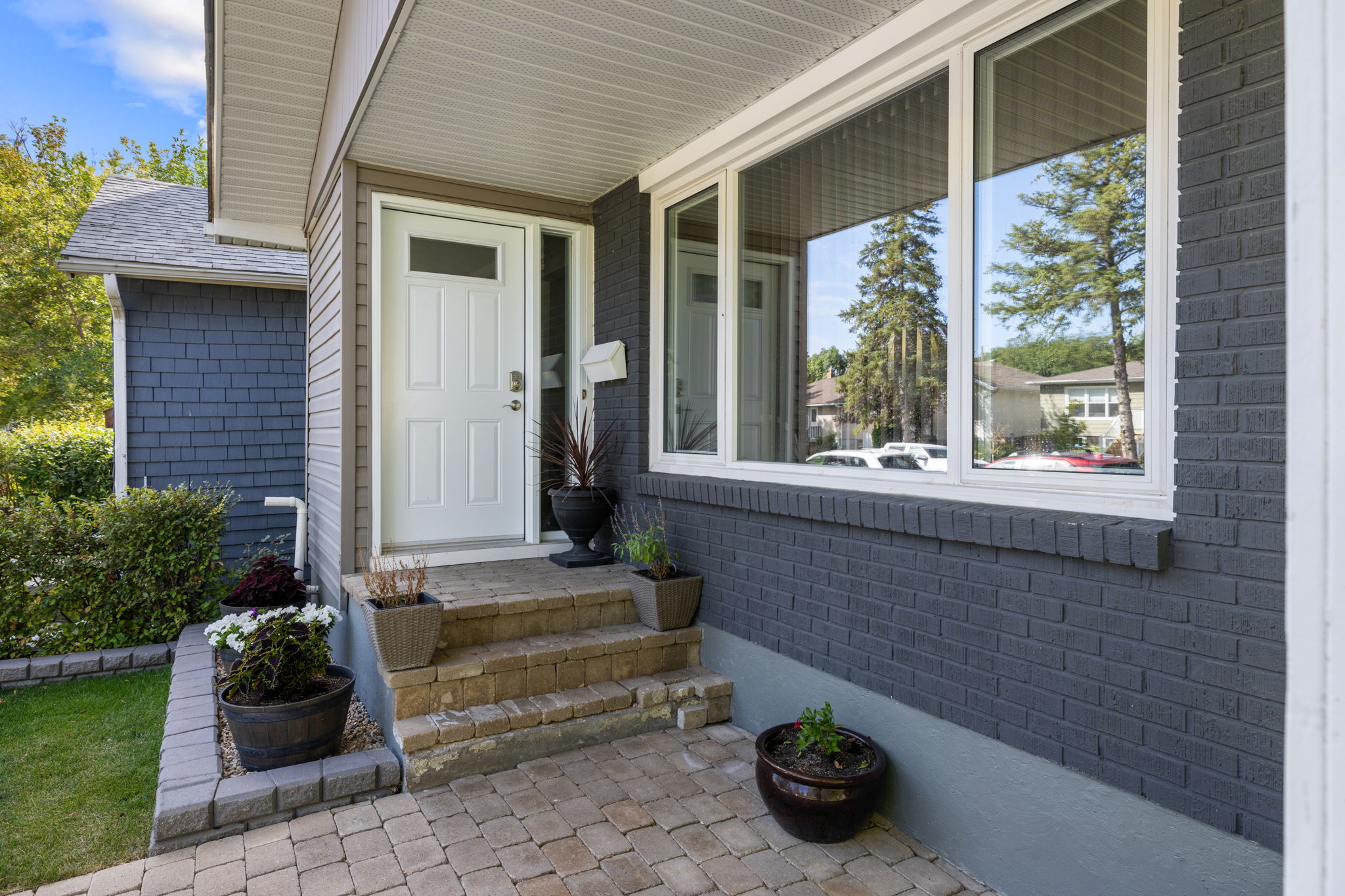 04. 2122 Wascana St. - Exterior - Front