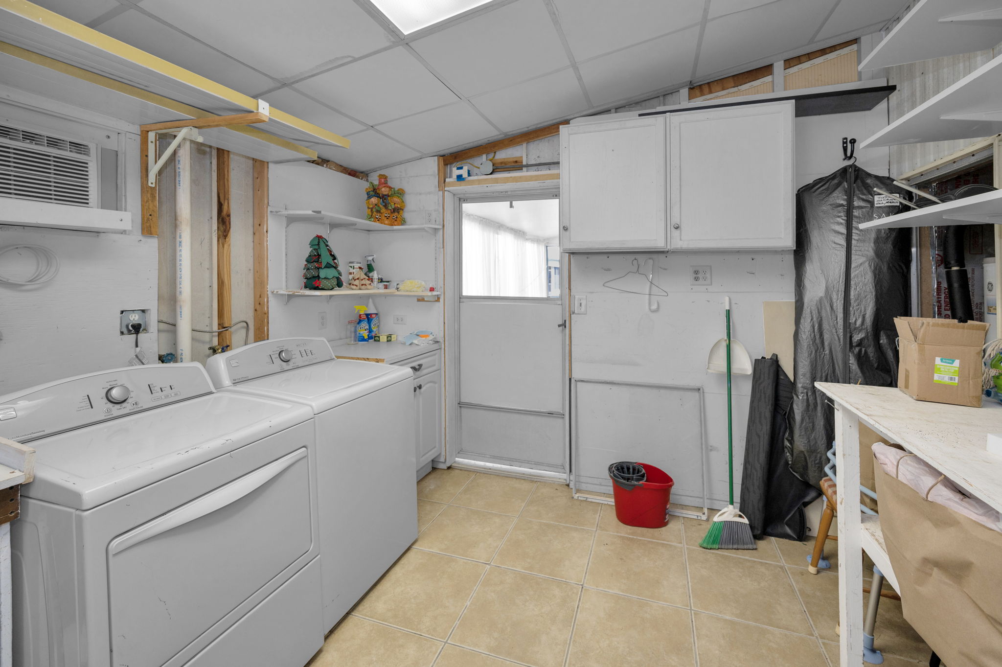 Storage-Laundry Room1b