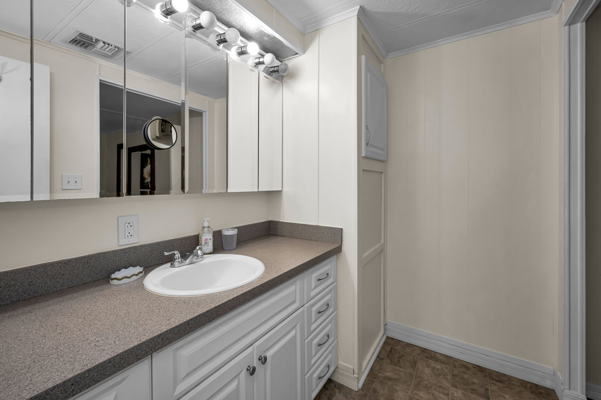 Primary Bathroom1c