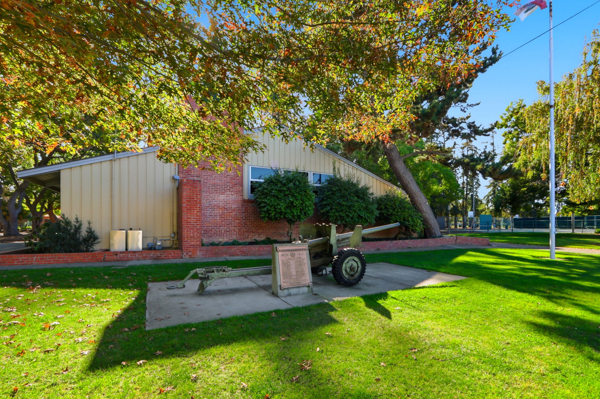 033_F8_213 Clarence Ave