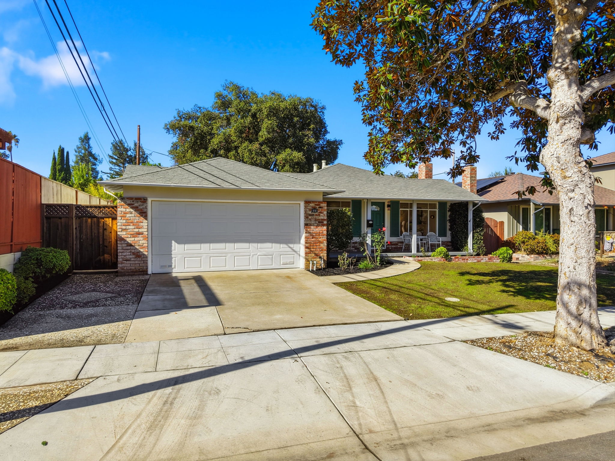 002_F8_AERIAL_213 Clarence Ave