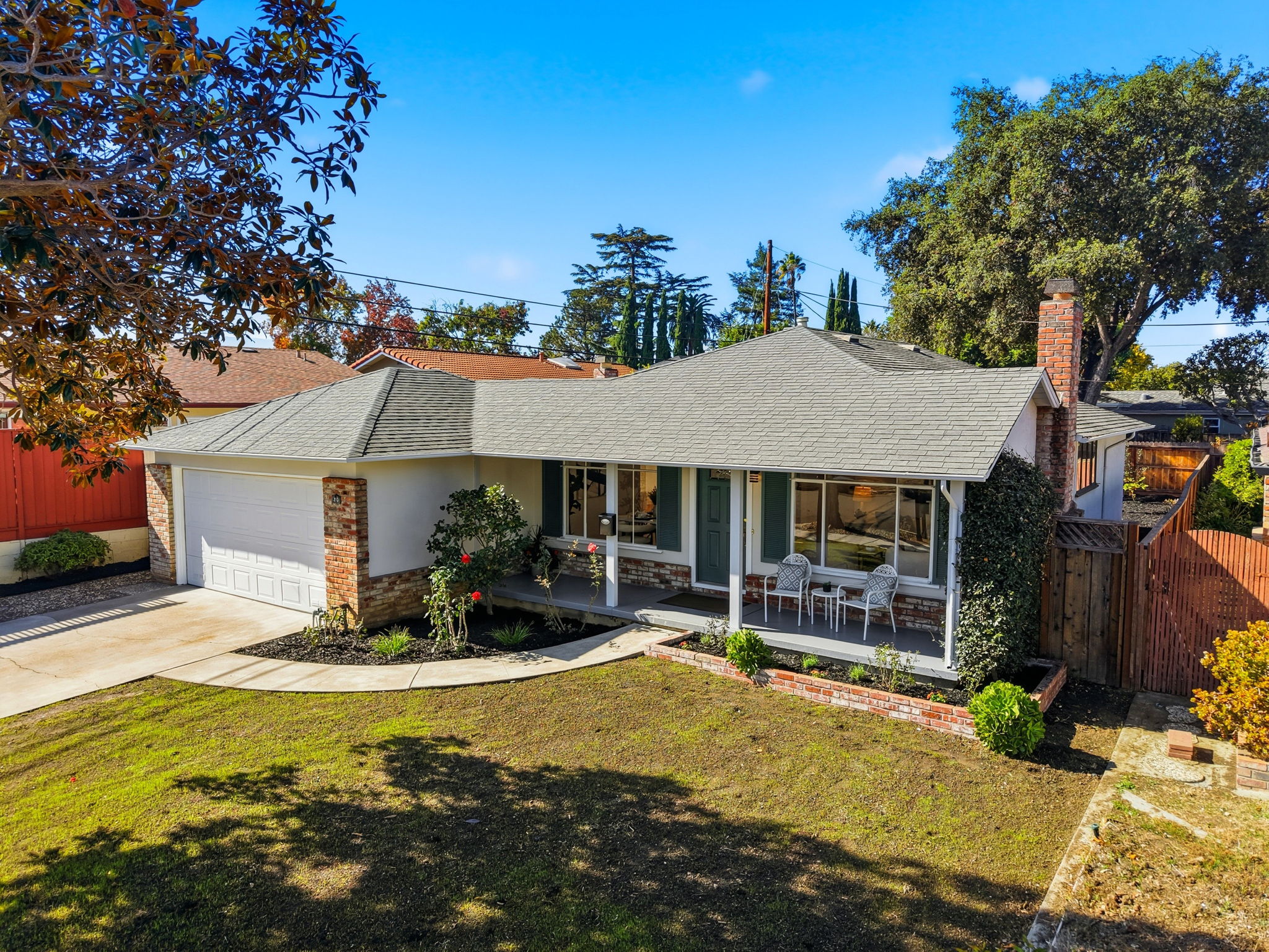 004_F8_AERIAL_213 Clarence Ave