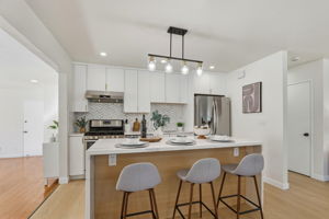 012_F8_213 Clarence Ave