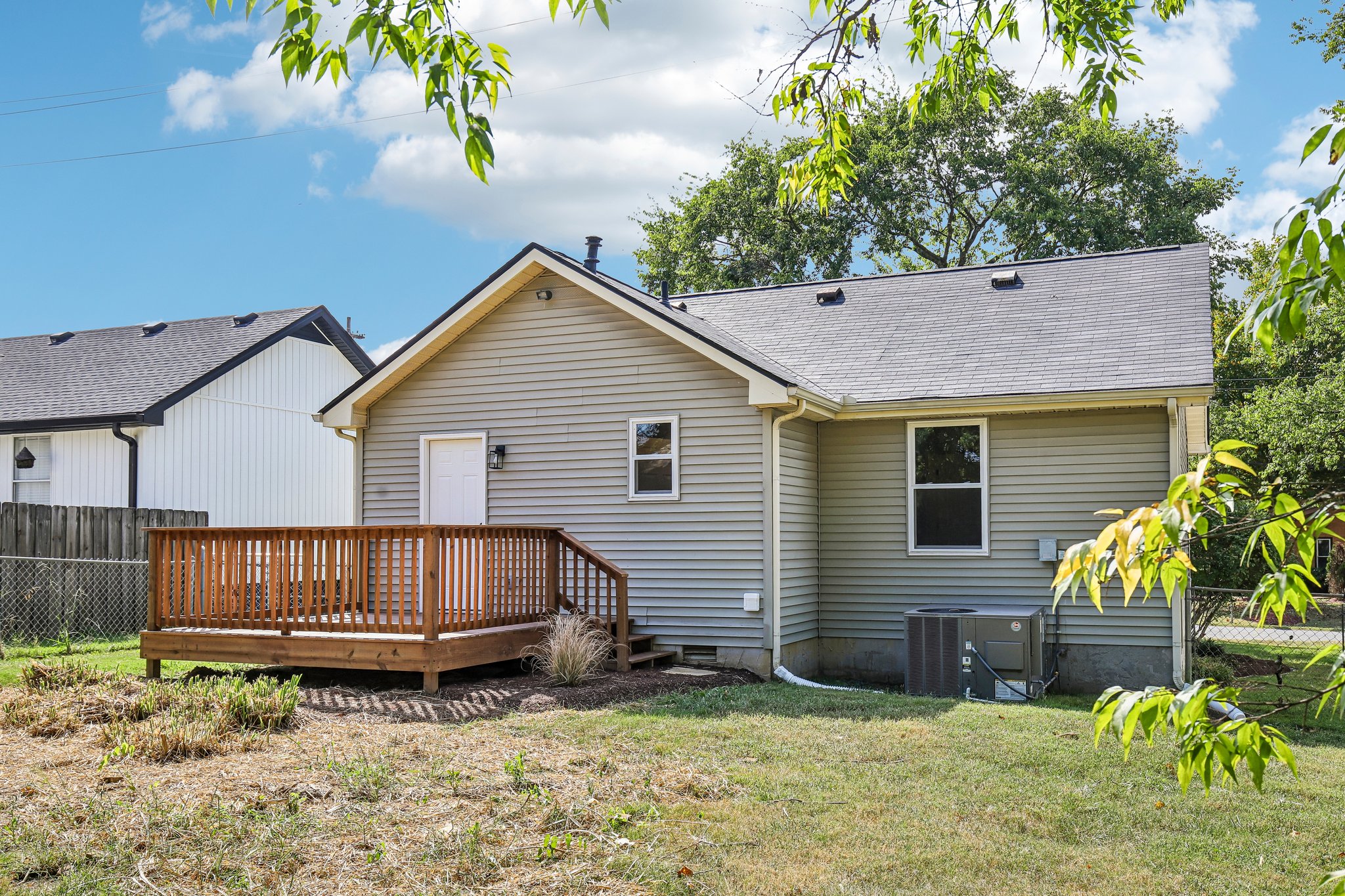 213 Maple St-S1009-046.jpg