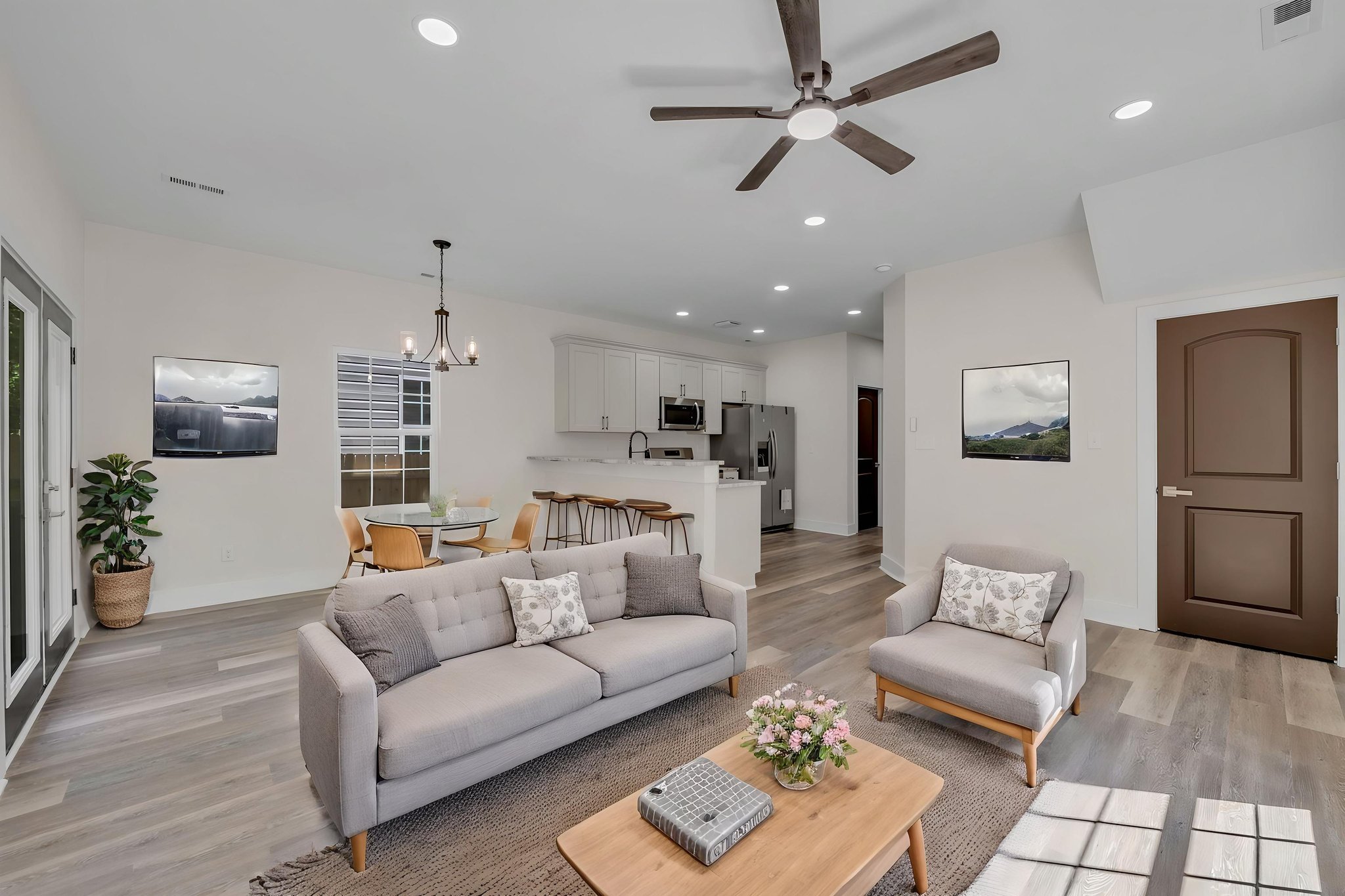 DSC_5216 virtually staged.jpeg