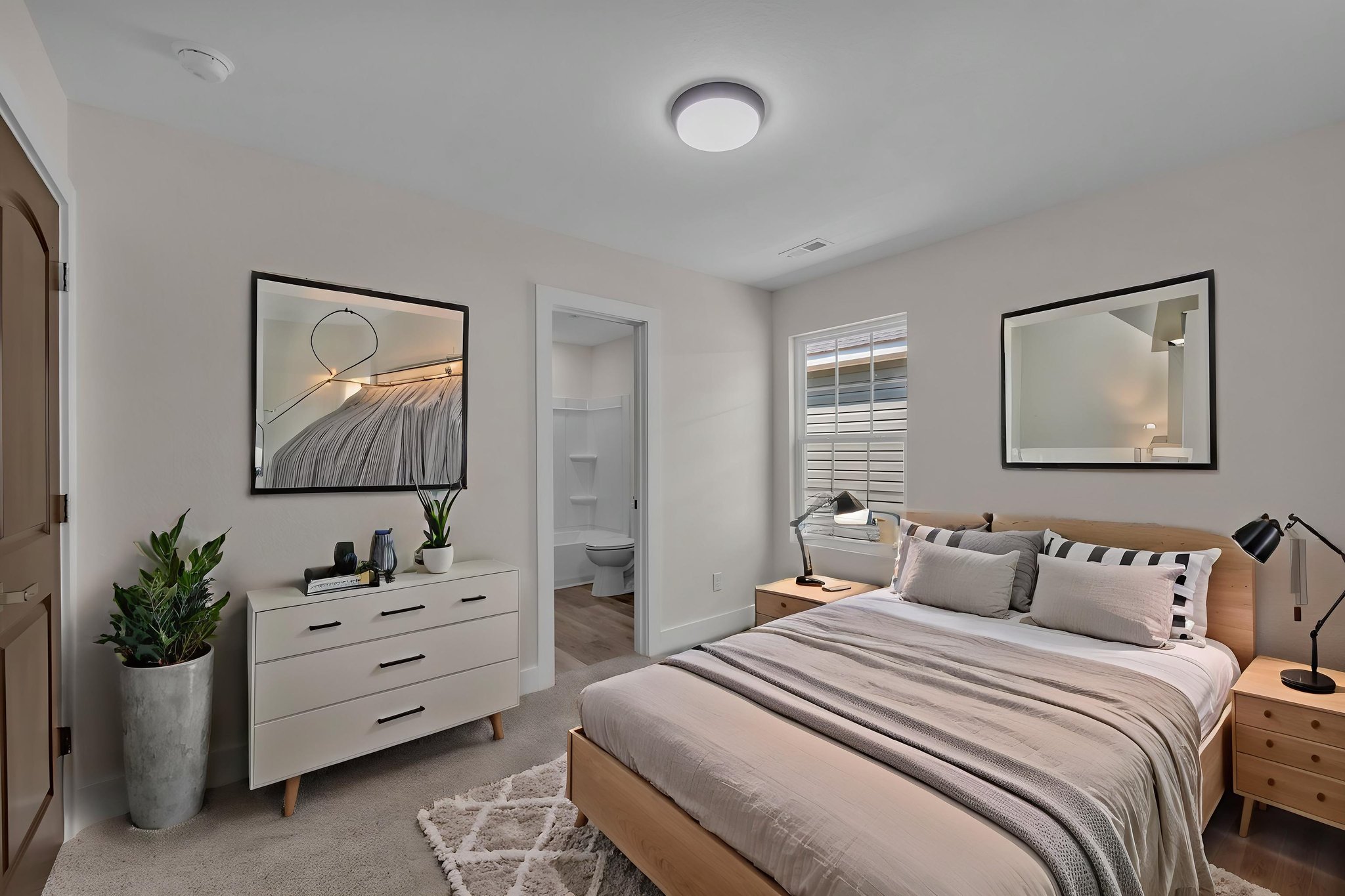 DSC_5262 virtually staged.jpeg