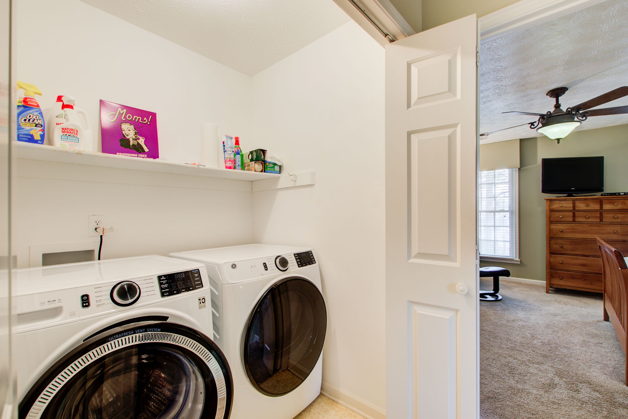 25 Laundry Closet w Main BR