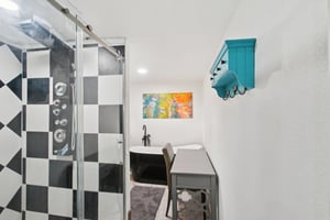 E 10th St-S2806-026.jpg