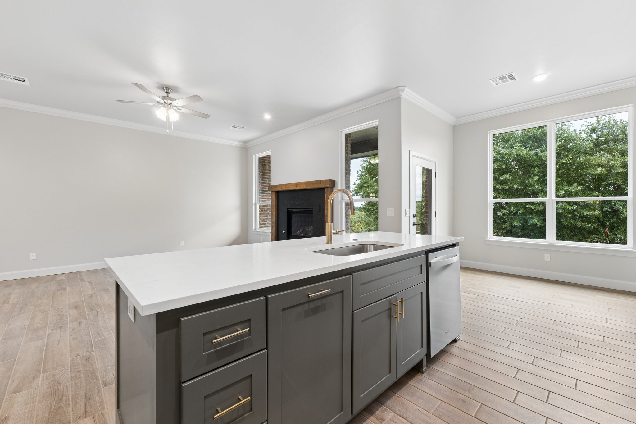2132 Santa Monica St_014.jpg